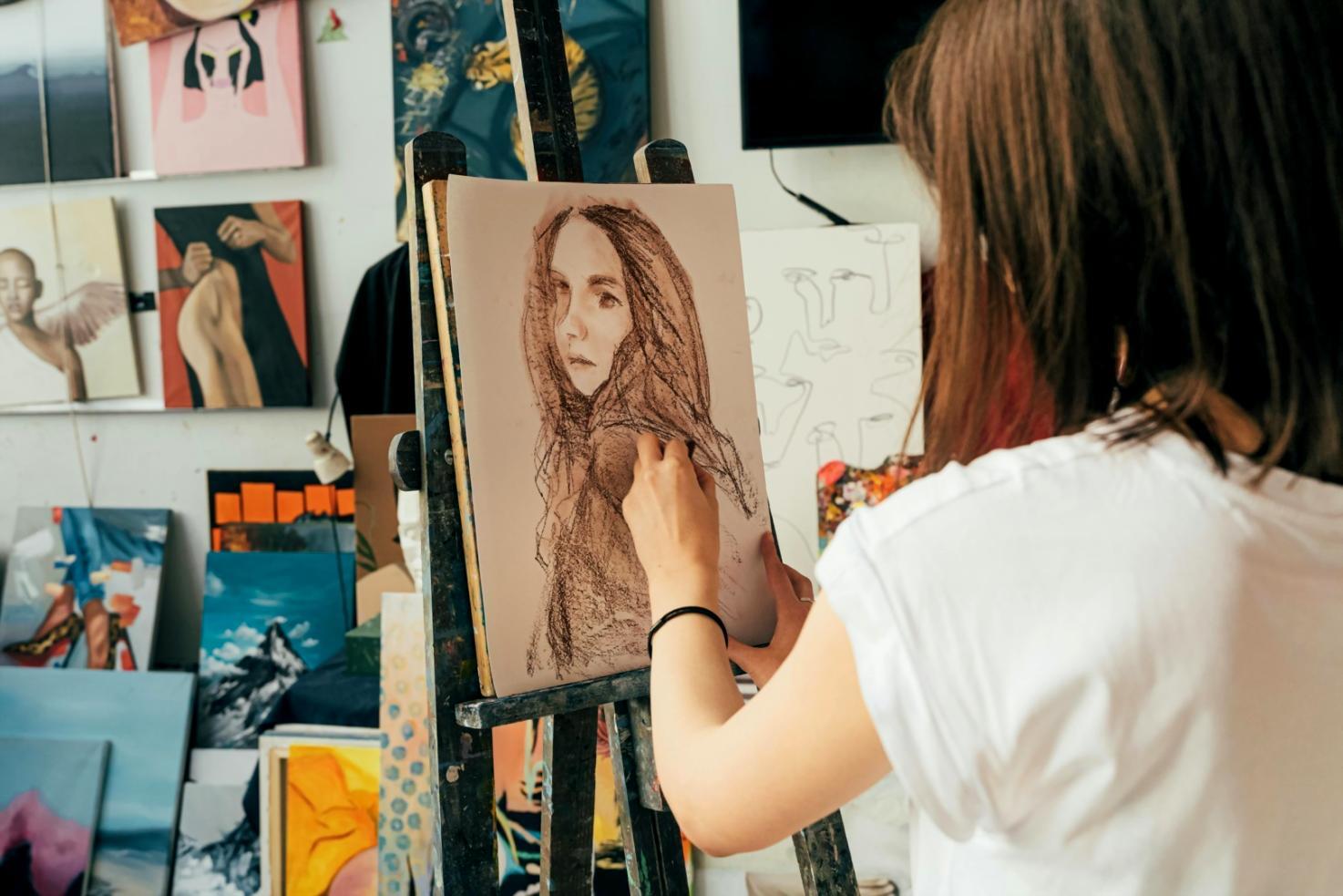 Studente che pratica il disegno anatomico dal vivo in aula