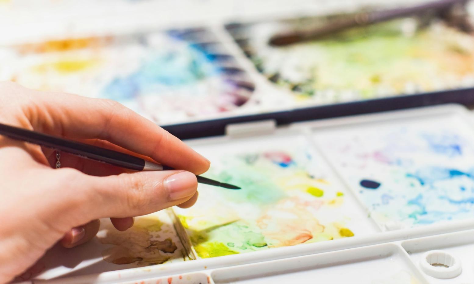 Atelier con studenti che disegnano durante lezione di anatomia artistica