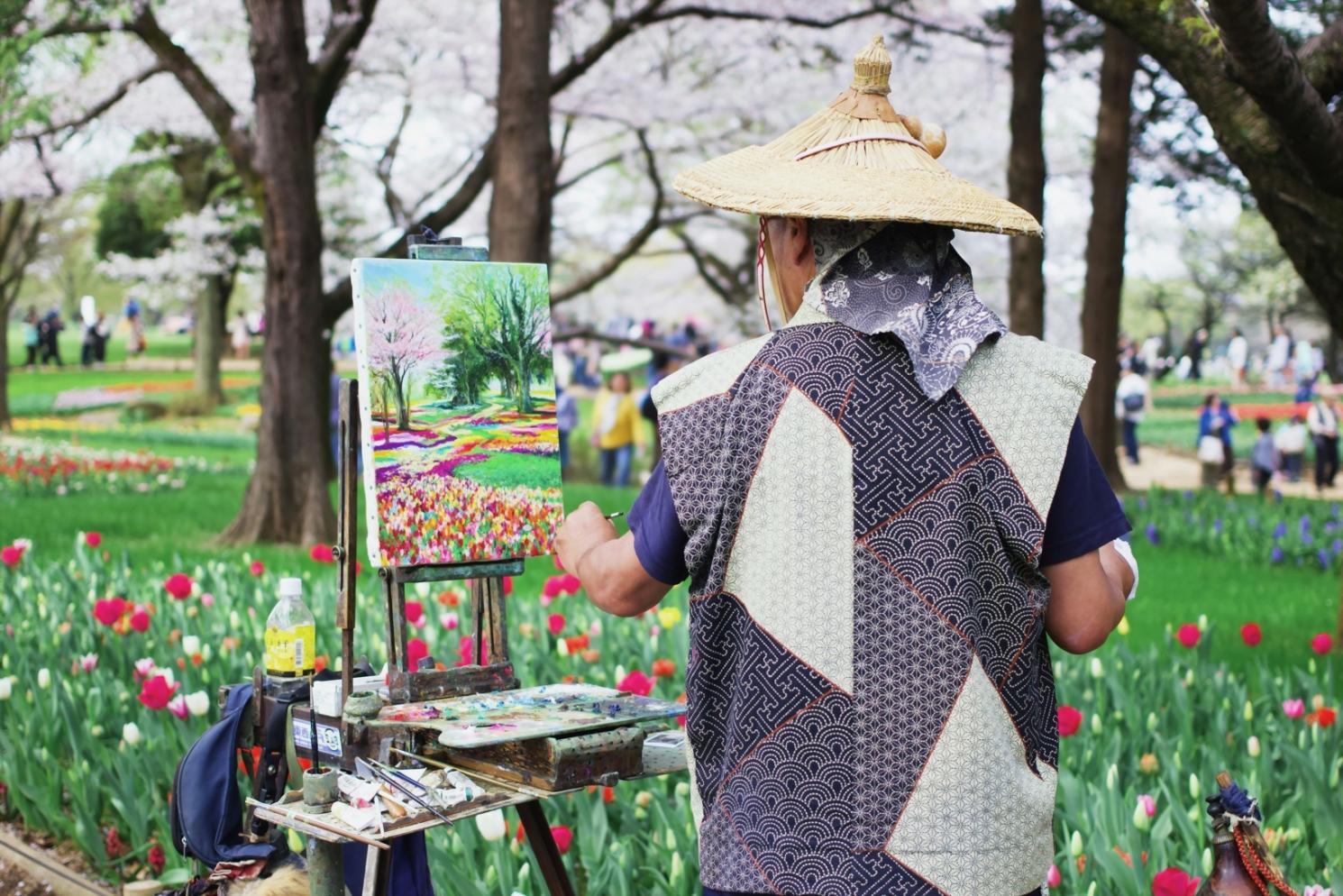Interno dell'atelier di disegno con cavalletti, illuminazione naturale e spazio di lavoro organizzato per le sessioni dal vero