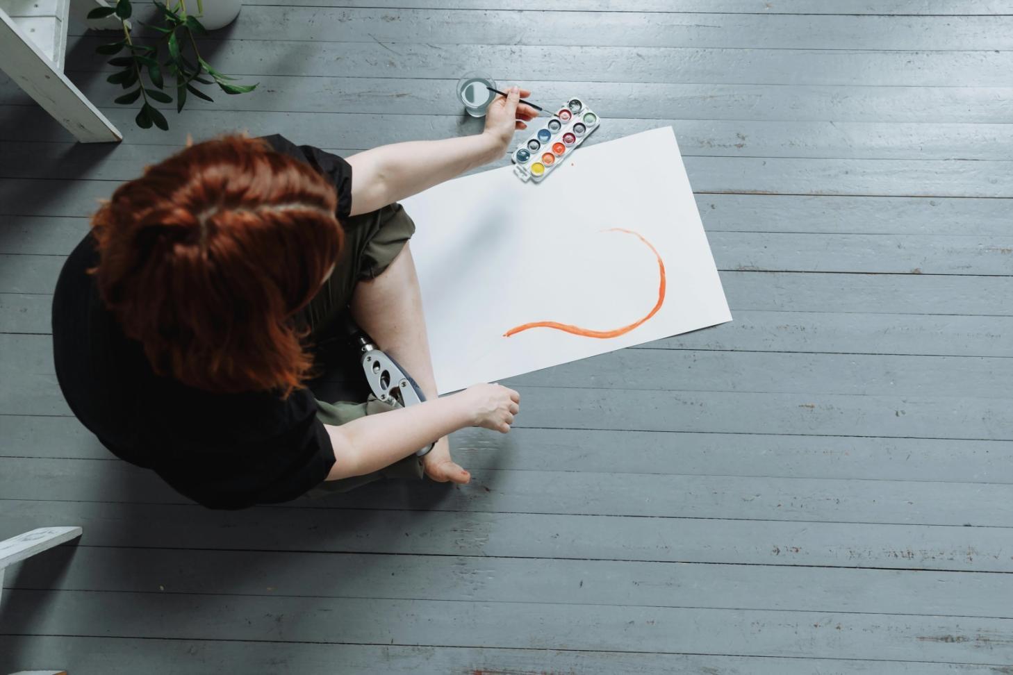 Gruppo di allievi durante una sessione di disegno dal vero, concentrati sulle loro opere mentre il modello posa al centro dell'atelier