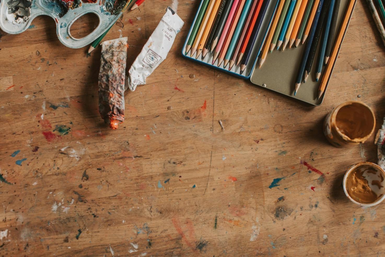 Studenti durante una sessione di disegno dal vivo nello studio carenquavelo