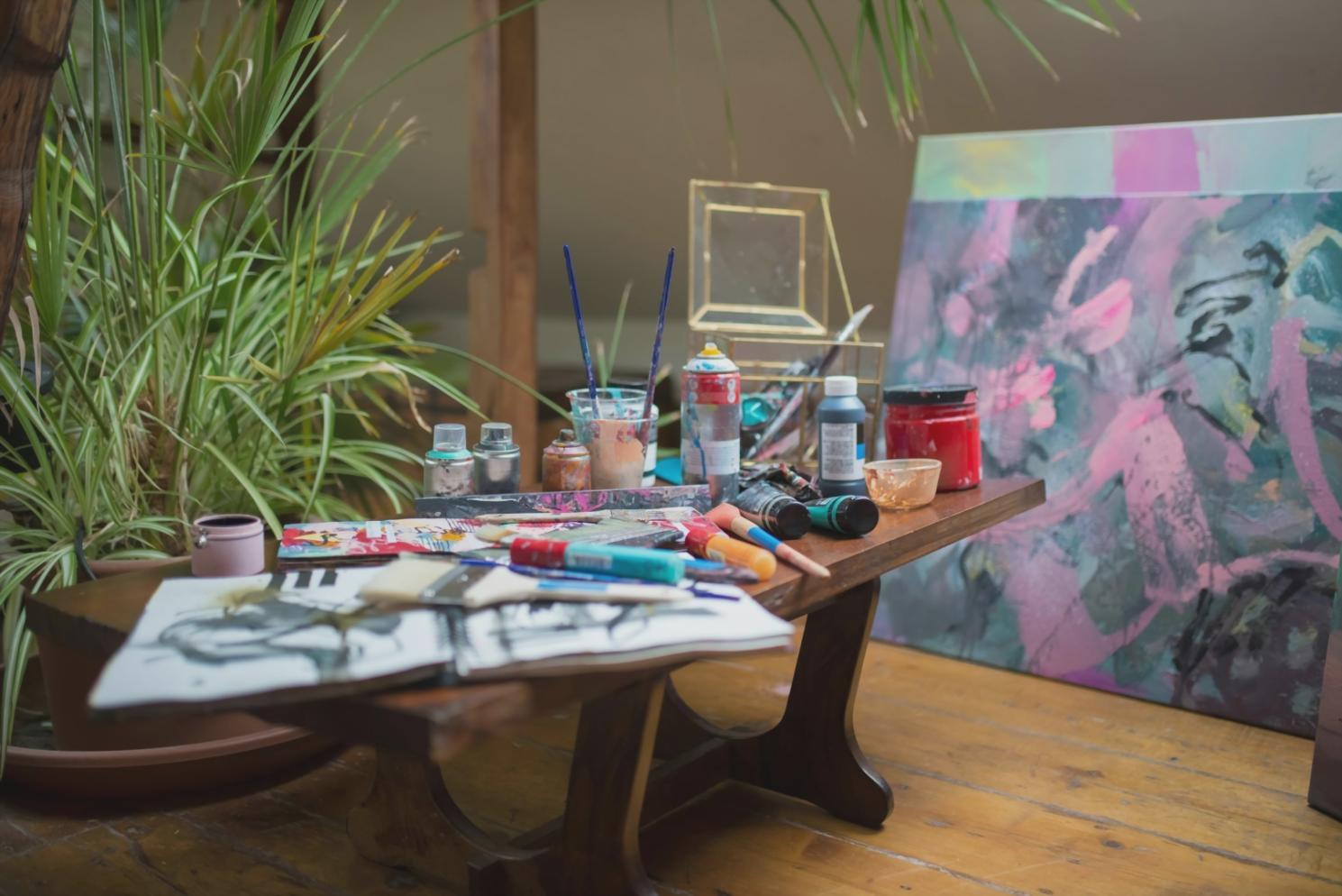 Ambiente di studio carenquavelo con postazioni per il disegno dal vivo